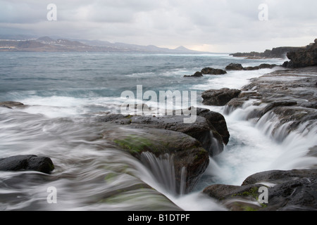 Onde che si infrangono sulle rocce di Gran Canaria Foto Stock