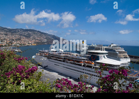 Nave da crociera dh Funchal Harbour FUNCHAL MADEIRA Thomson Destiny Viaggio della nave della Baia di Funchal Foto Stock