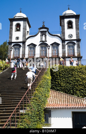 dh Chiesa di Nossa Senhora MONTE MADEIRA scalinata turistica Alla Chiesa di nostra Signora persone chiese funchal visitatori fare turisti vacanze Foto Stock