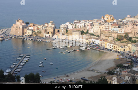 Il pittoresco villaggio di pescatori di Castellammare del Golfo in nord occidentale della Sicilia Foto Stock