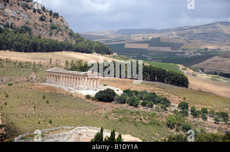 Il maestoso tempio dorico nella bella campagna di Segesta in nord occidentale della Sicilia Foto Stock