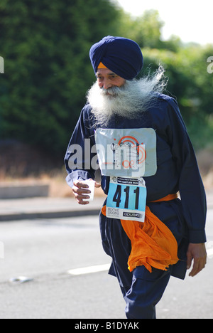 La religione sikh uomo in 10k la gara su strada, REGNO UNITO Foto Stock