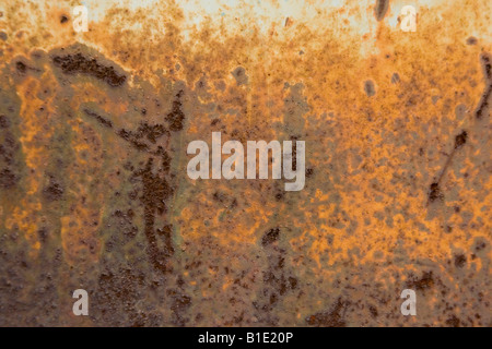 Graffi sul golden orange sfondo metallico con dark ruggine dall età che mostra attraverso Foto Stock