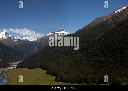 Viste dall'elicottero della Wilkin Valle del fiume e vette del monte aspiranti il Parco Nazionale di South Island, in Nuova Zelanda Foto Stock