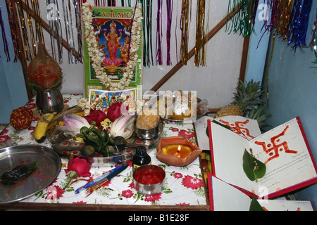 Santuario con offerte per la dea Indù Lakshmi per laxmi pooja durante il Diwali nel negozio di un imprenditore , India Foto Stock