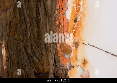 Sullo sfondo di un muro rotto con il vecchio legno marcio che mostra attraverso Foto Stock