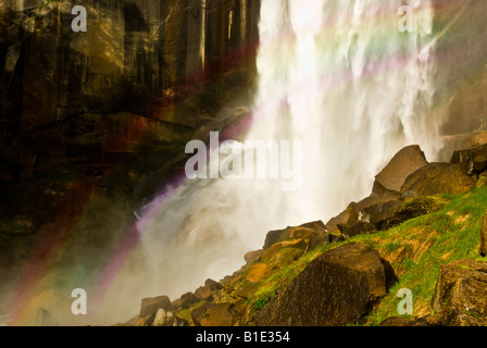 Arcobaleno su primaverile cade, il Parco Nazionale di Yosemite Foto Stock