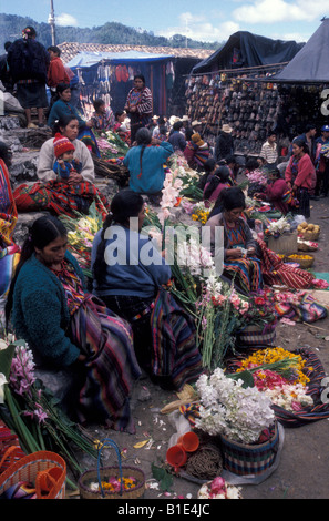 Quiche Maya donne vendita di fiori freschi presso la popolare domenica mercato di artigianato in Cichicastenango, Quiché, Guatemala Foto Stock