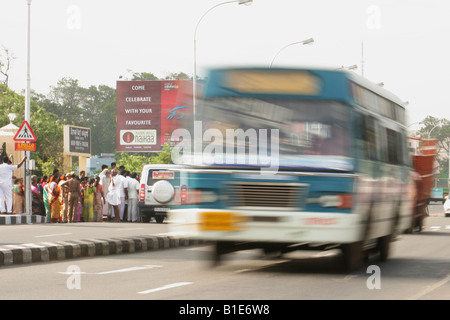 Un bus nel traffico e il trambusto della vita di strada a Chennai, India Foto Stock