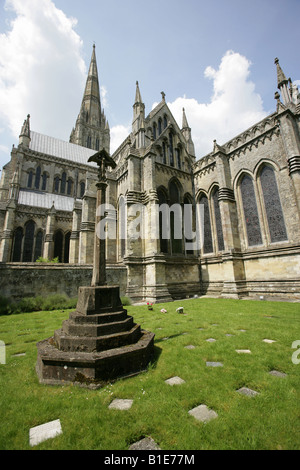 Città di Salisbury, Inghilterra. Facciata settentrionale della Cattedrale di Salisbury, la Chiesa cattedrale della Beata Vergine Maria a Salisbury. Foto Stock