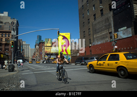 La pubblicità per il popolarissimo Apple iPod nel quartiere di NYC di NoHo Foto Stock