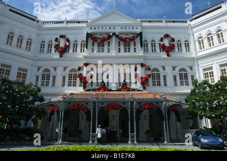 Ingresso anteriore del Raffles Hotel a Natale, Singapore Foto Stock