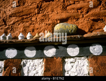 Il Bhutan Jakar Bumthang Valley Jampey Lhakhang C7th tempio di pietra incisa Foto Stock