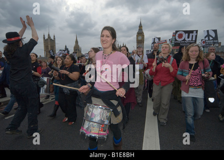Il batterista conduce una street band di samba il pendolamento attraverso Westminster Bridge con manifestanti di fermare la guerra/CND/BMI truppe dal marzo Foto Stock