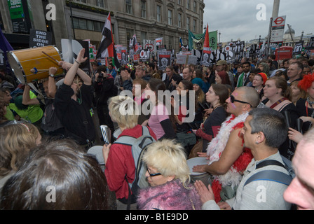 Banda Samba ritmi della resistenza gioca per la folla fuori di streaming di Trafalgar Square con cartelli in truppe dal marzo Foto Stock