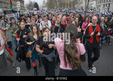 Samba ritmi di banda di resistenza nel fermare la guerra/CND/BMI truppe dal marzo a Whitehall, Londra Foto Stock