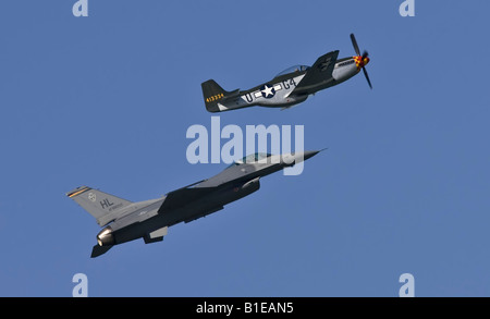 Un F-16 jet da combattimento e un P Mustang fighter volare insieme Foto Stock