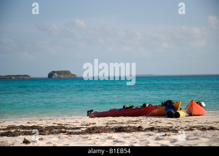 Expedition kayak da mare a sedersi su una spiaggia remota nel Exuma isole delle Bahamas. Foto Stock