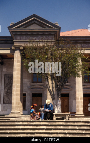 La famiglia di Maya seduta sulle fasi di stile neoclassico Teatro Comunale o Teatro Municipale inQuetzaltenango, Guatemala Foto Stock