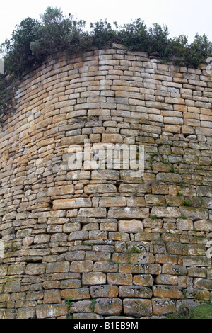 La 600 metri lungo le pareti di pietra delle rovine del Chachapoyan città di Kuelap negli altopiani del nord del Perù. Foto Stock