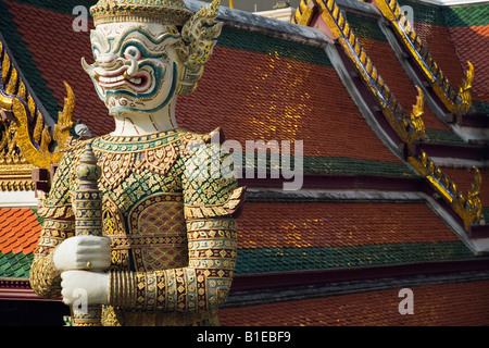 Yaksha custode statua al Wat Phra Kaew, Bangkok, Thailandia Foto Stock