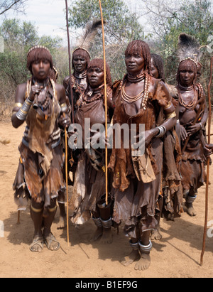 Hamar donne ballare, cantare e soffiare piccolo stagno trombe durante un "salto del Bull' cerimonia. Foto Stock