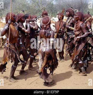 Hamar donne ballare, cantare e soffiare piccolo stagno trombe durante un "salto del Bull' cerimonia. Foto Stock