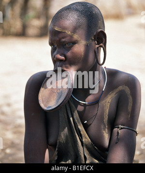 Un Mursi donna che indossa un grande labbro di argilla piastra. Foto Stock