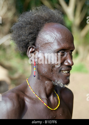 Un uomo Dassanech con uno shock di capelli su l'Omo Delta del sud-ovest dell Etiopia. Foto Stock