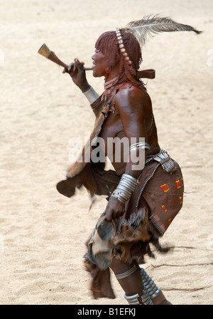 Un vecchio Hamar donna danze e si brucia una tromba a un "salto del Bull' cerimonia. La Hamar sono semi-pastori nomadi. Foto Stock