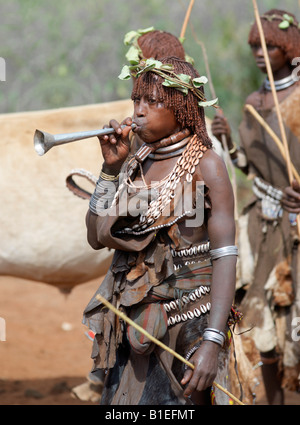 Un Hamar donna si brucia una tromba di stagno in un "salto del Bull' cerimonia. La Hamar sono semi-pastori nomadi. Foto Stock