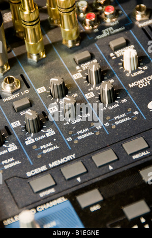 Close up sound mixing audio scrivania in un teatro sala di controllo Foto Stock