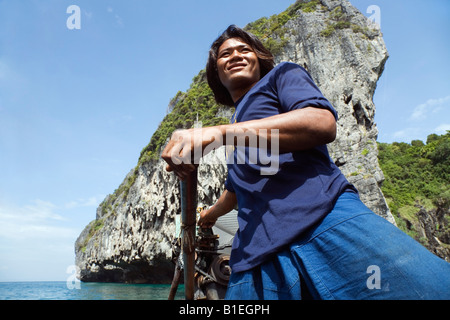 Longtail driver - Ko Phi Phi Don, provincia di Krabi, Thailandia Foto Stock