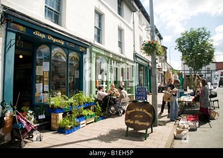 Negozi biologici cafe mercato trader e memorizza, grande quercia Street, la strada principale, Llanidloes Powys mid Wales UK estate pomeriggio Foto Stock