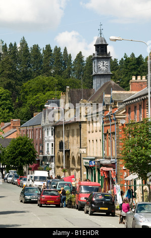 Negozi e magazzini sulla grande quercia Street, la strada principale di Llanidloes Powys Galles centrale, mattinata estiva Foto Stock