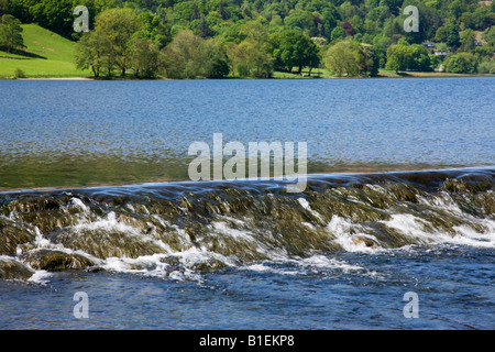 Grasmere Lago In primavera le sue acque che scorrono su uno stramazzo eventuale nel vicino a Rydal acqua, il 'Lake District' Cumbria Inghilterra England Regno Unito Foto Stock