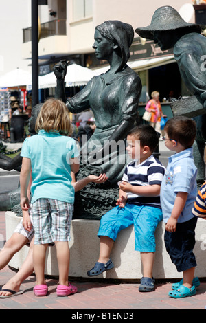 Il 2 maggio 2008 la statua di una famiglia fisher Moraira Costa Blanca Spagna Foto Stock