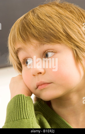 Close-up di un ragazzo di pensare Foto Stock