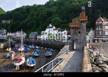 Lynmouth Harbour e la Torre renano, Parco Nazionale di Exmoor, Devon, Inghilterra, Regno Unito Foto Stock