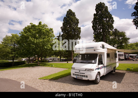 Regno Unito turismo Tredegar Park Caravan Club sito passo vuoto accanto a auto Trail motorhome Foto Stock