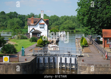 Goring Lock sul Fiume Tamigi, Goring, Oxfordshire. Inghilterra, Regno Unito Foto Stock