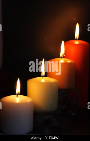 Quattro candele su sfondo nero Foto Stock