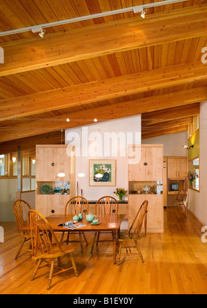 Cucina a vista di un residence contemporaneo con lavori in legno di acero e soffitto con travi a vista, Anchorage in Alaska. Foto Stock