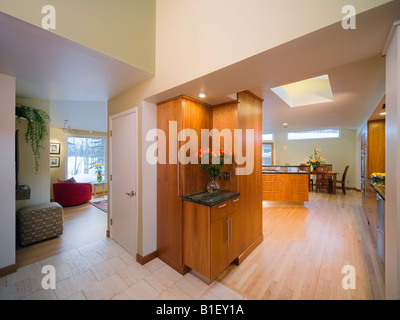 Soggiorno e cucina a vista all'interno di una casa moderna in Anchorage in Alaska,. Foto Stock