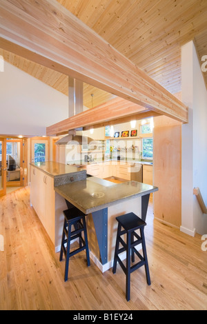 Cucina a vista di un residence contemporaneo con oggetti in legno, Anchorage in Alaska. Foto Stock