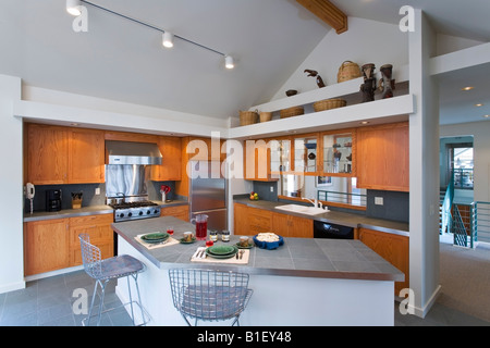 Cucina a vista di un residence contemporaneo con lavori in legno di acero e soffitto con travi a vista, Anchorage in Alaska. Foto Stock