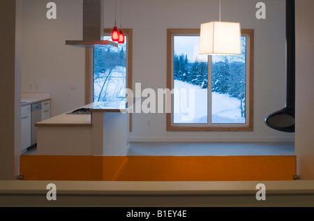 Soggiorno e cucina a vista all'interno di una casa moderna in Anchorage in Alaska,. Foto Stock