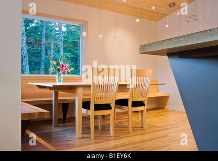 La sala da pranzo vista di un residence contemporaneo con rivestimenti di legno in Girdwood, Alaska. Foto Stock