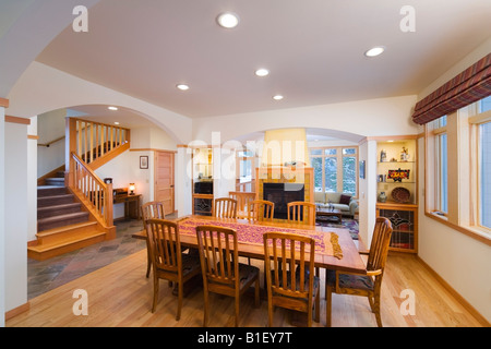 La sala da pranzo vista di un artigiano contemporaneo stile residence con oggetti in legno, Anchorage in Alaska. Foto Stock