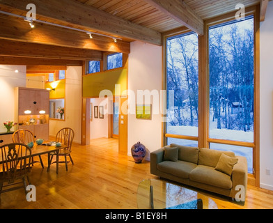 Cucina & soggiorno di un residence contemporaneo con lavori in legno di acero e soffitto con travi a vista, Anchorage in Alaska. Foto Stock